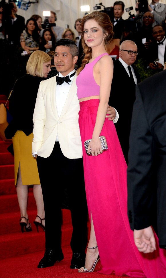 Thakoon Panichgul et Emma Stone assistent au MET Gala au Metropolitan Museum of Art. New York, le 5 mai 2014.
