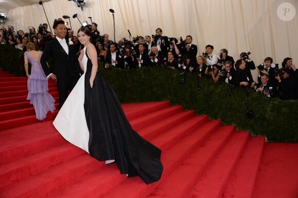 Hailee Steinfeld et Prabal Gurung assistent au MET Gala au Metropolitan Museum of Art. New York, le 5 mai 2014.