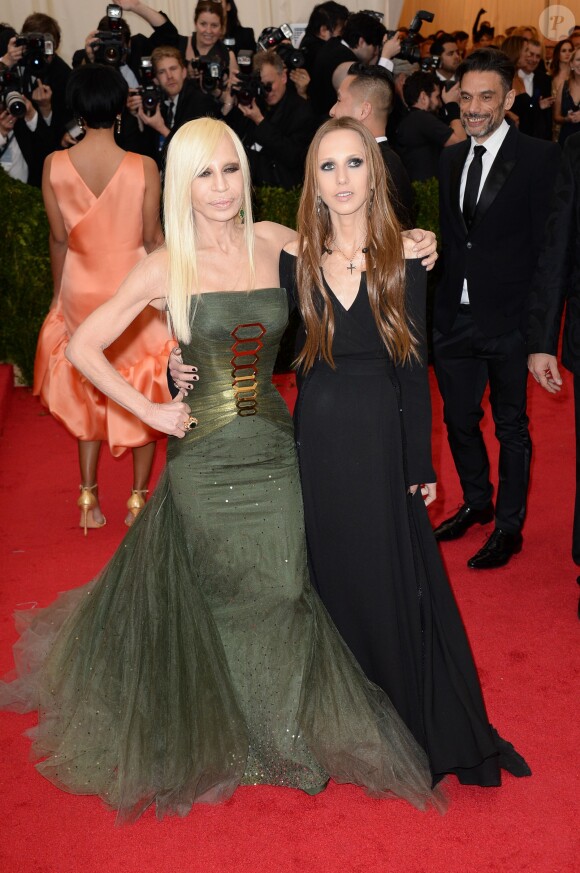 Donatella et Allegra Versace assistent au MET Gala au Metropolitan Museum of Art. New York, le 5 mai 2014.