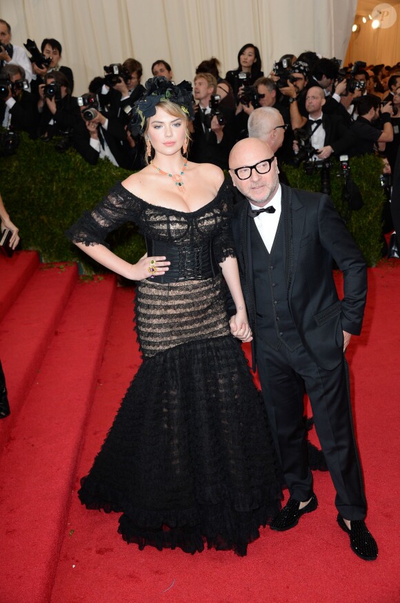 Kate Upton et Domenico Dolce (co-fondteur de Dolce & Gabbana) assistent au MET Gala au Metropolitan Museum of Art. New York, le 5 mai 2014.