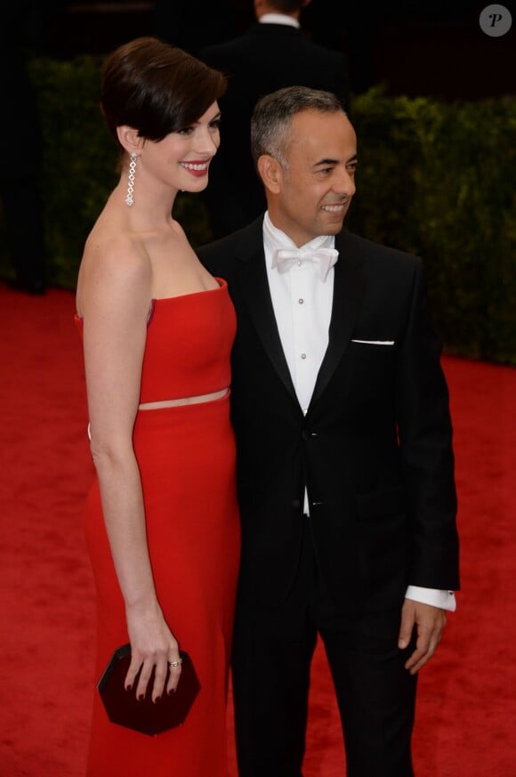 Anne Hathaway et Francisco Costa (directeur artistique de Calvin Klein) assistent au MET Gala au Metropolitan Museum of Art. New York, le 5 mai 2014.