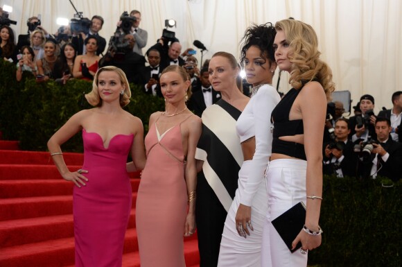 Reese Witherspoon, Kate Bosworth, Stella McCartney, Rihanna et Cara Delevingne assistent au MET Gala au Metropolitan Museum of Art. New York, le 5 mai 2014.