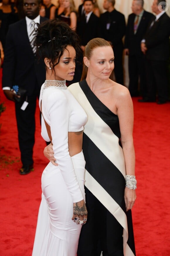 Rihanna et Stella McCartney assistent au MET Gala au Metropolitan Museum of Art. New York, le 5 mai 2014.