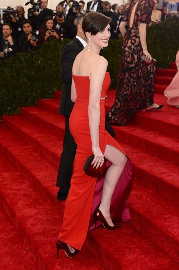 Anne Hathaway et Francisco Costa montent les marches du MET Gala au Metropolitan Museum of Art. New York, le 5 mai 2014.