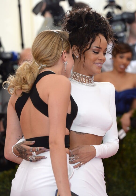 Cara Delevingne et Rihanna assistent au MET Gala au Metropolitan Museum of Art. New York, le 5 mai 2014.