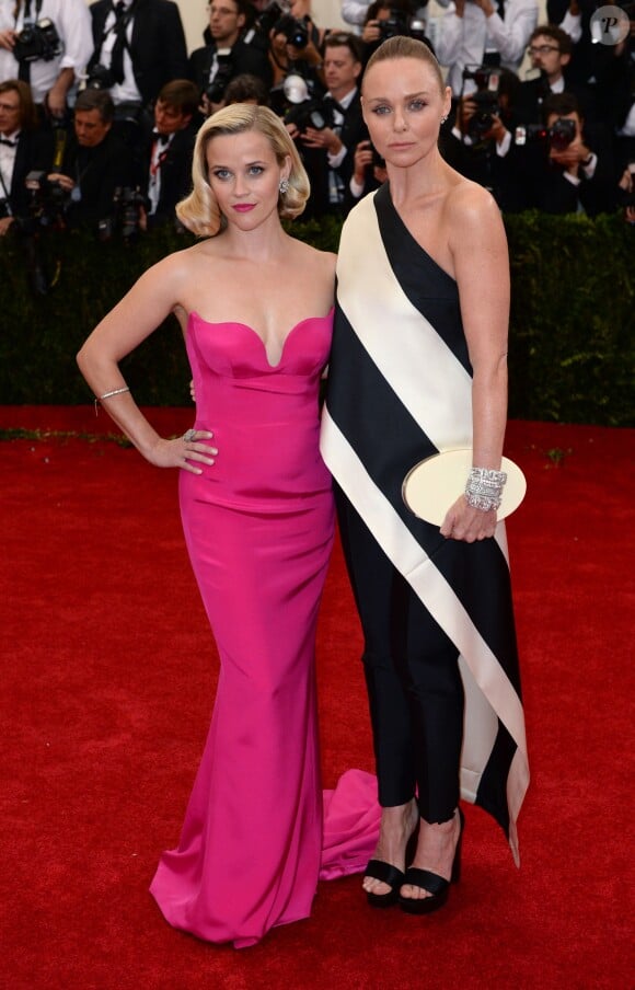Reese Witherspoon et Stella McCartney assistent au MET Gala au Metropolitan Museum of Art. New York, le 5 mai 2014.