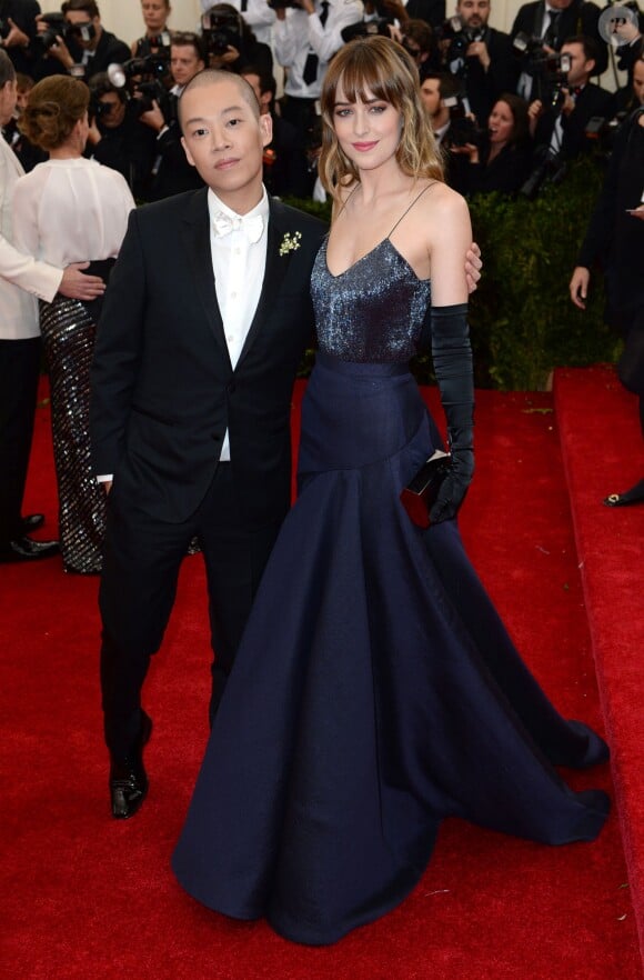 Jason Wu et Dakota Johnson assistent au MET Gala au Metropolitan Museum of Art. New York, le 5 mai 2014.