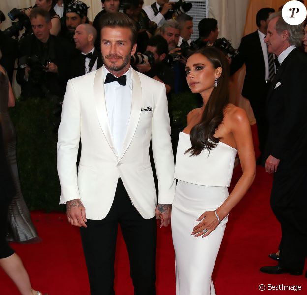 Victoria Beckham et son &eacute;poux David ont fait sensation &agrave; leur arriv&eacute;e au Met Gala &agrave; New York le 5 mai 2014. Le couple, tr&egrave;s assorti, a fait le spectacle.
&nbsp;