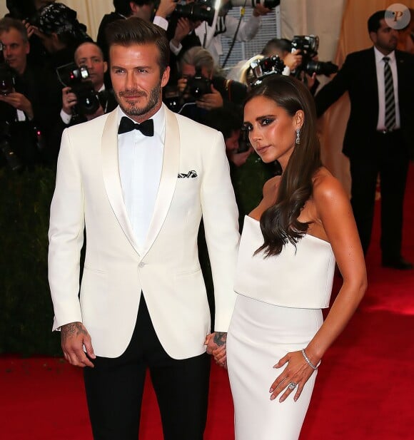 Le couple britannique Victoria Beckham et son époux David ont fait sensation à leur arrivée au Met Gala à New York le 5 mai 2014. Le couple, très assorti, a fait le spectacle.
 