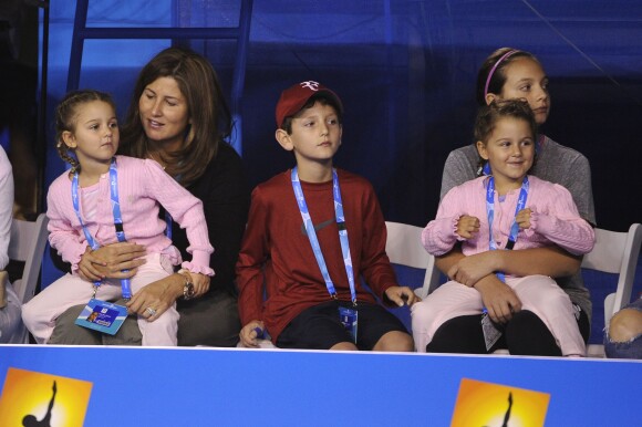 Mirka Federer avec ses jumelles Myla et Charlene lors du jour des enfants de l'Open d'Australie à Melbourne le 11 janvier 2014