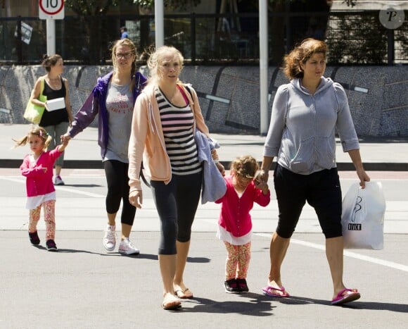 Mirka Federer avec ses jumelles Myla Rose et Charlene Riva dans les rues de Melbourne, le 27 janvier 2013