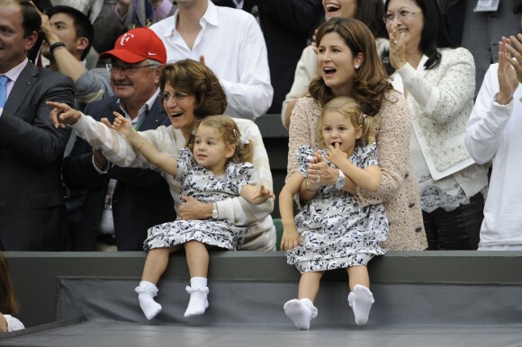 Les jumelles de Roger Federer et sa femme Mirka, Myla et Charlene à Wimbledon au All England Lawn Tennis Club de Londres, le 8 juillet 2012