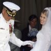 La princesse Kelly de Saxe-Cobourg et Gotha avec son père Christian Robert Rondestvedt, capitaine dans la Marine américaine, le jour de son mariage avec le prince héritier Hubertus de Saxe-Cobourg et Gotha le 23 mai 2009 à Cobourg