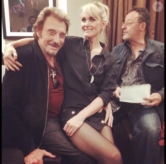 Laeticia Hallyday a tweeté une photo des coulisses du concert de son mari Johnny à New York le 6 mai 2014 : "Backstage! Retiens la nuit.... @JohnnySjh #JeanReno #bornrockertourus #NewYorkCity"