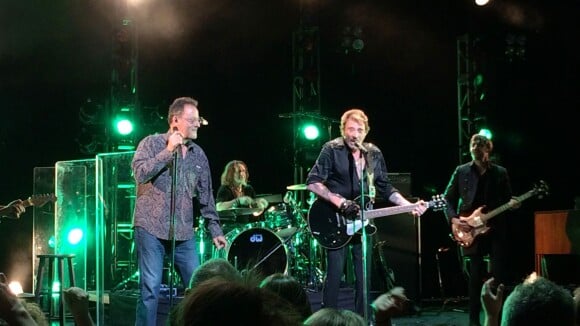 Johnny Hallyday et Jean Reno sur scène: Applaudis amoureusement par leurs femmes