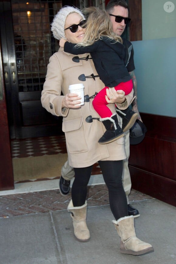 Pink, son mari Carey Hart et leur fille Willow quittant New York le vendredi 13 decembre 2013.
