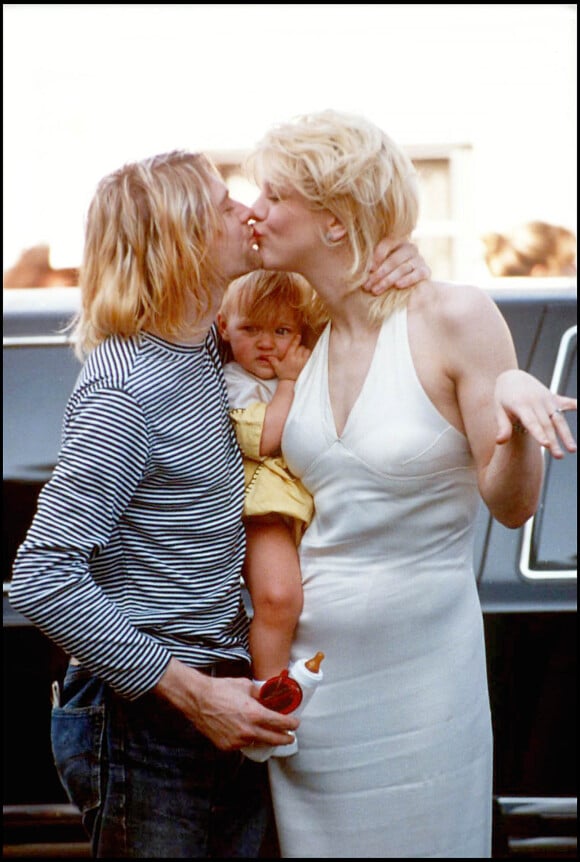 Kurt Cobain et sa femme Courtney Love avec leur fille Frances à Los Angeles le 22 septembre 1993.