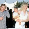 Kurt Cobain et sa femme Courtney Love avec leur fille Frances à Los Angeles en janvier 1993.