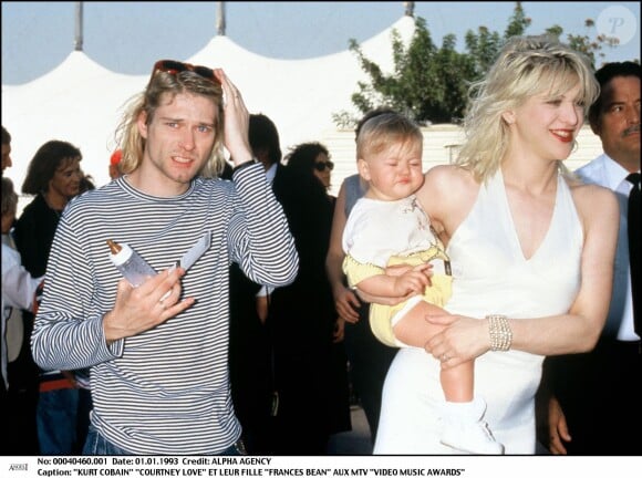 Kurt Cobain et sa femme Courtney Love avec leur fille Frances à Los Angeles en janvier 1993.