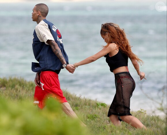 Rihanna et Chris Brown sur une plage d'Hawai le jour de ses 25 ans le 20 fevrier 2013. 