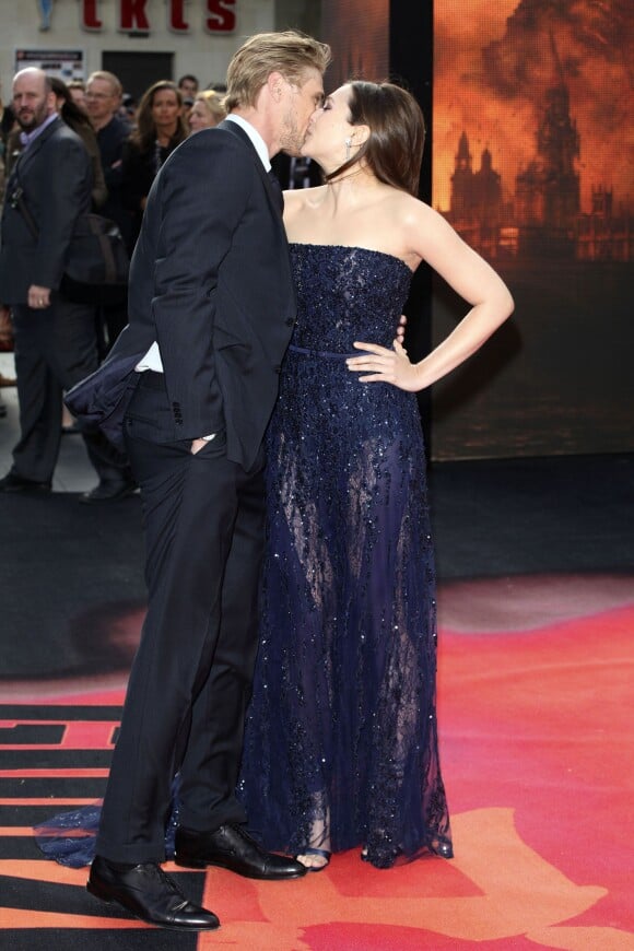 Elizabeth Olsen et son compagnon Boyd Holbrook s'embrassent à la première du film "Godzilla" à Londres le 11 mai 2014.