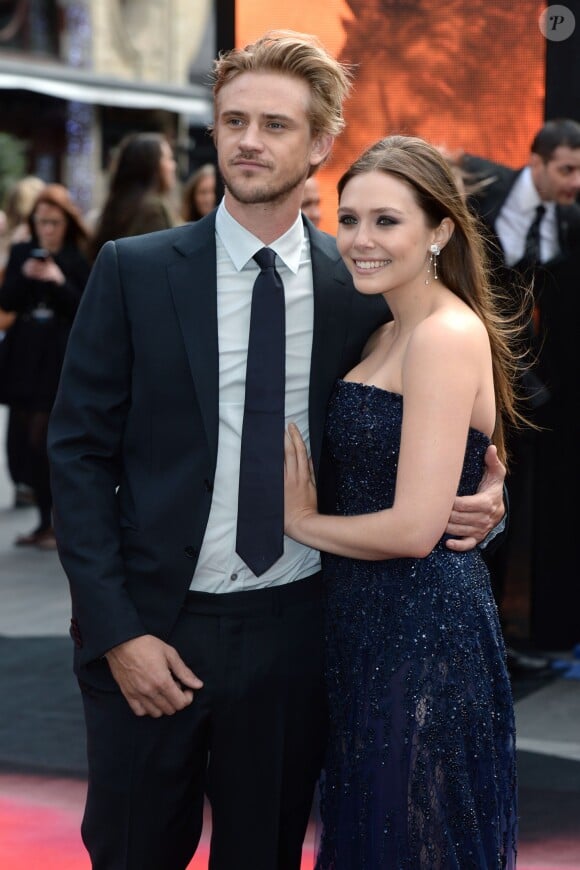 Elizabeth Olsen et son fiancé à la première du film "Godzilla" à Londres le 11 mai 2014.