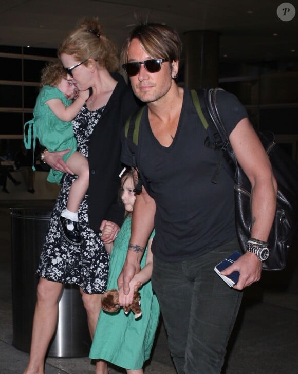 Nicole Kidman, son mari Keith Urban et leurs filles Sunday et Faith à l'aéroport de Los Angeles, le 2 janvier 2014