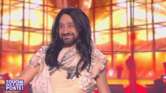 Le présentateur Cyril Hanouna déguisé en Conchita Wurst - Emission "Touche pas à mon poste" (D8), du 12 mai 2014.