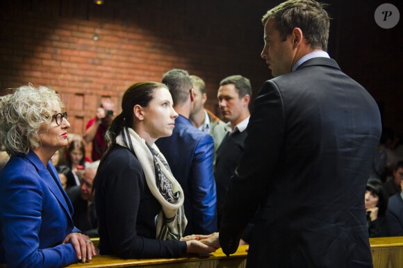 Oscar Pistorius en compagnie de sa soeur Aimee et son frère Carl, au tribunal de Pretoria, le 19 août 2013