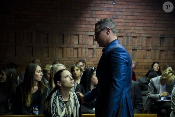 Carl et Aimee Pistorius devant le tribunal de Pretoria, le 19 août 2013