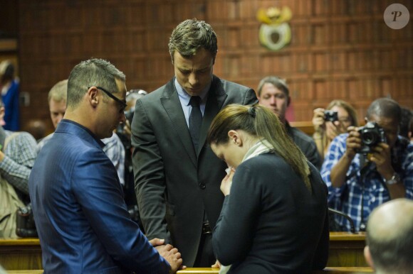 Oscar Pistorius entouré de sa soeur Aimee et son frère Carl, au tribunal de Pretoria, le 19 août 2013
