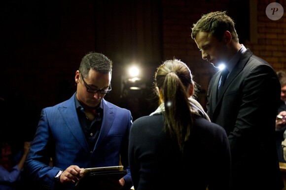 Oscar Pistorius entouré de sa soeur Aimee et son frère Carl, au tribunal de Pretoria, le 19 août 2013
