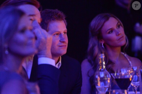 Le prince Harry, avec Joss Stone en ambassadrice de charme à ses côtés, lors de la soirée Sentebale summer party au Dorchester Hotel à Londres le 7 mai 2014.