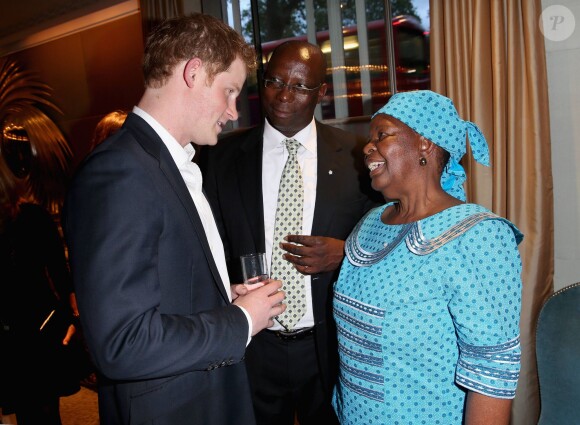 Le prince Harry avec Malineo Motsephe, récompensée par un prix lors de la soirée Sentebale summer party au Dorchester Hotel à Londres le 7 mai 2014.