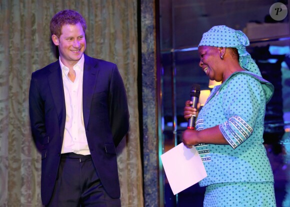 Le prince Harry avec Malineo Motsephe, récompensée par un prix lors de la soirée Sentebale summer party au Dorchester Hotel à Londres le 7 mai 2014.