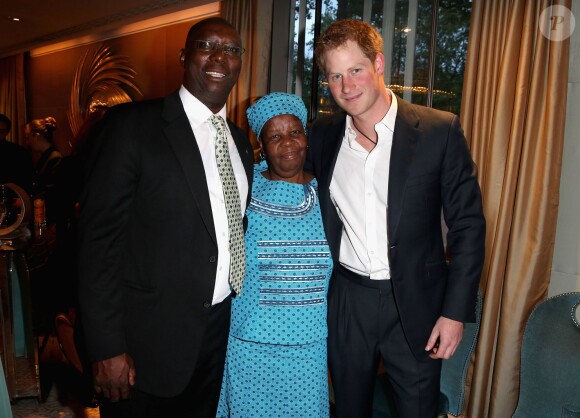 Le prince Harry avec Malineo Motsephe, récompensée par un prix lors de la soirée Sentebale summer party au Dorchester Hotel à Londres le 7 mai 2014.