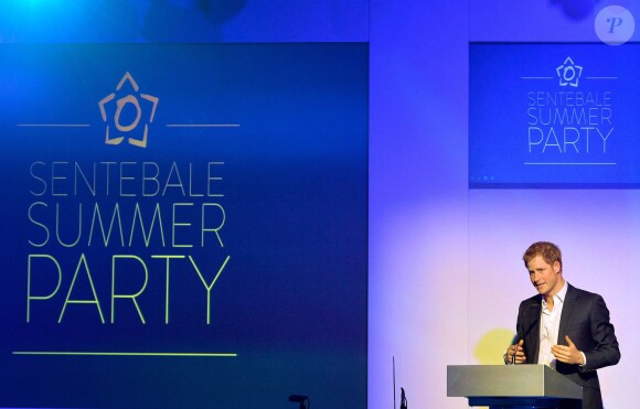 Le prince Harry, avec son ami le prince Seeiso du Lesotho, présidait la soirée Sentebale summer party au Dorchester Hotel à Londres le 7 mai 2014, pour les 10 ans de leur fondation Sentebale.