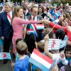 Le grand-duc héritier Guillaume de Luxembourg et la grande-duchesse héritière Stéphanie, fêtée par les enfants, étaient en visite à Differdange le 9 mai 2014