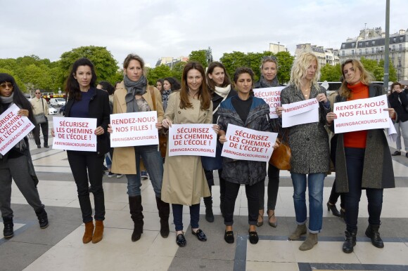 Aure Atika, Maud Fontenoy, Elsa Zylberstein, Géraldine Nakache, Alexandra Lamy, Sandrine Kiberlain et Lisa Azuelos - Marche de femmes pour appeler à la libération de jeunes filles enlevées par le groupe Boko Haram au Nigeria. Place du Trocadéro à Paris le 13 mai 2014.