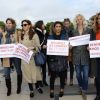 Maud Fontenoy, Elsa Zylberstein, Géraldine Nakache, Alexandra Lamy, Sandrine Kiberlain et Lisa Azuelos - Marche de femmes pour appeler à la libération de jeunes filles enlevées par le groupe Boko Haram au Nigeria. Place du Trocadéro à Paris le 13 mai 2014.