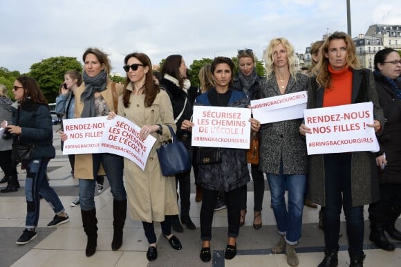 Maud Fontenoy, Elsa Zylberstein, Géraldine Nakache, Alexandra Lamy, Sandrine Kiberlain et Lisa Azuelos - Marche de femmes pour appeler à la libération de jeunes filles enlevées par le groupe Boko Haram au Nigeria. Place du Trocadéro à Paris le 13 mai 2014.