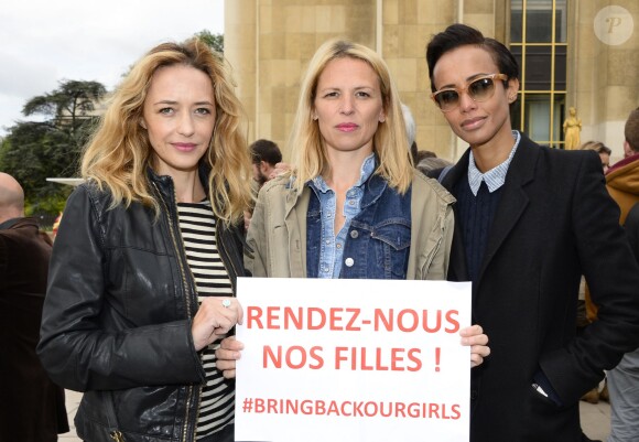 Hélène de Fougerolles, Virginia Anderson et Sonia Rolland - Marche de femmes pour appeler à la libération de jeunes filles enlevées par le groupe Boko Haram au Nigeria. Place du Trocadéro à Paris le 13 mai 2014.