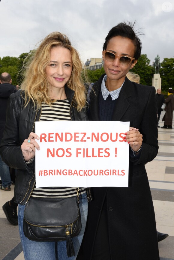 Hélène de Fougerolles et Sonia Rolland - Marche de femmes pour appeler à la libération de jeunes filles enlevées par le groupe Boko Haram au Nigeria. Place du Trocadéro à Paris le 13 mai 2014.