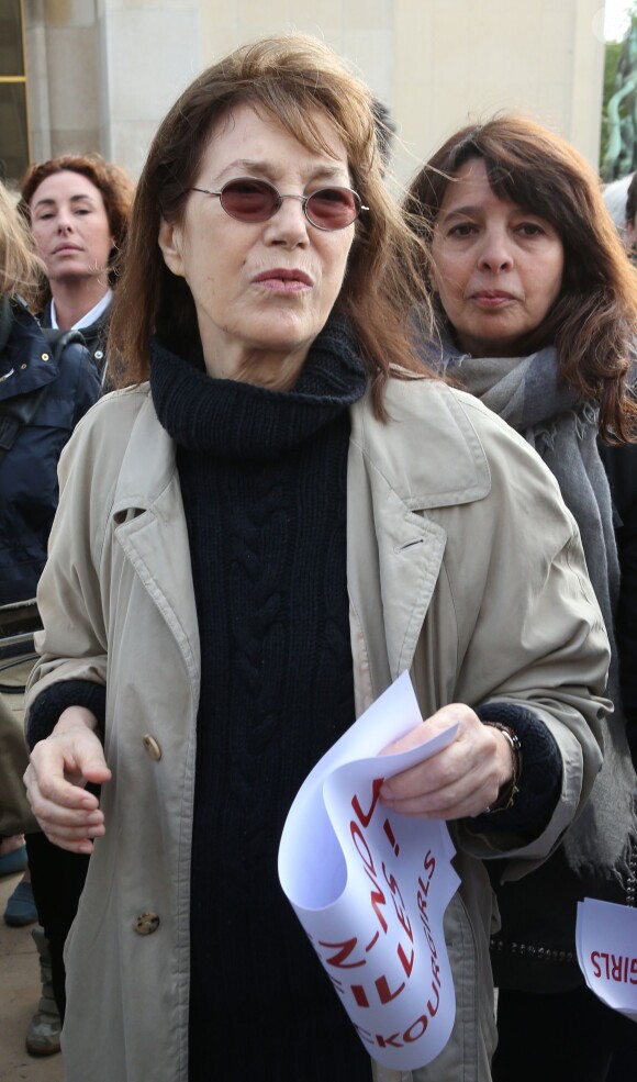 Jane Birkin - Marche de femmes pour appeler à la libération de jeunes filles enlevées par le groupe Boko Haram au Nigeria. Place du Trocadéro à Paris le 13 mai 2014.