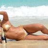 Jennifer Nicole Lee, divine en bikini, pose avec une bouteille Billionaire Champagne, dont elle est la nouvelle ambassadrice. Miami, le 12 mai 2014.