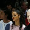 Rihanna, assise entre son amie Melissa Forde et son styliste Mel Ottenberg, assiste au défilé Dior Cruise 2015 à Brooklyn, New York. Le 7 mai 2014.