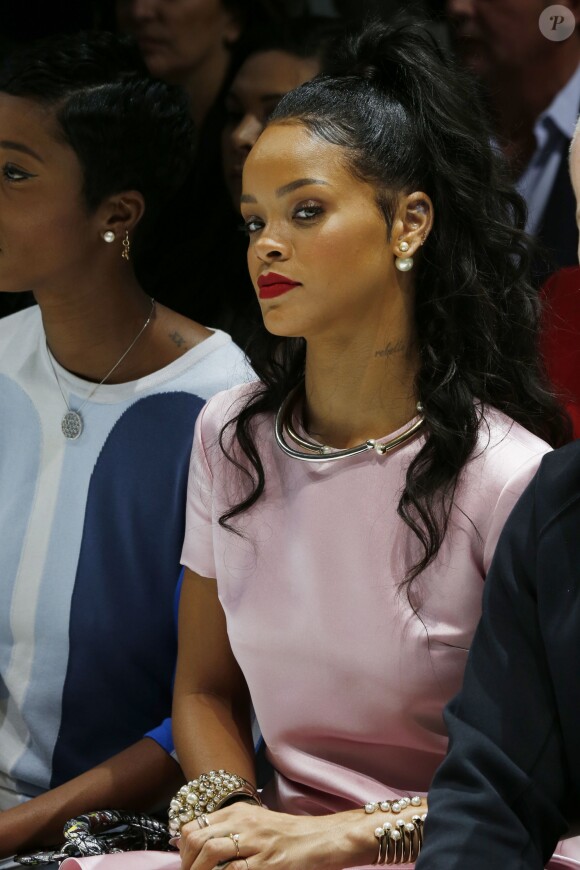 Rihanna assiste au défilé Dior Cruise 2015 à Brooklyn, New York. Le 7 mai 2014.