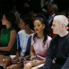 Rihanna, assise entre son amie Melissa Forde et son styliste Mel Ottenberg, assiste au défilé Dior Cruise 2015 à Brooklyn, New York. Le 7 mai 2014.