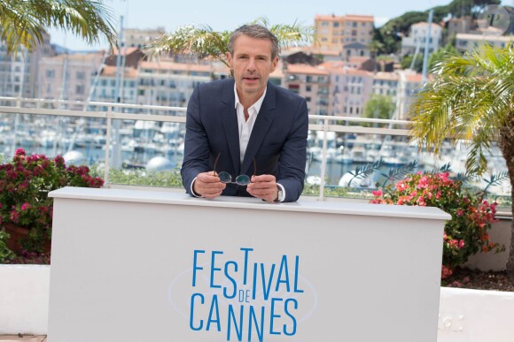 Photocall avec Lambert Wilson, le maître de cérémonie du 67e festival international du film de Cannes le 14 mai 2014