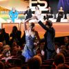 Nicole Kidman et Lambert Wilson s'offrent une danse pendant la cérémonie d'ouverture du 67e festival international du film de Cannes, le 14 mai 2014.